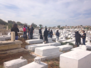  بالصور: طلاب من الثانوية الشاملة والأخوة يشاركون بمشروع لتنظيف مقبرة الكازاخانة 